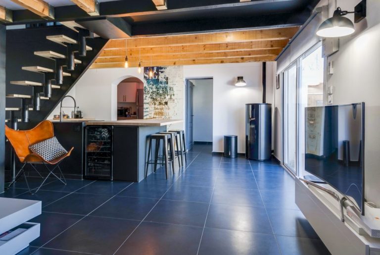 Rénovation d’un salon avec cuisine dans une maison à Marseille par architecte d’intérieur décorateur